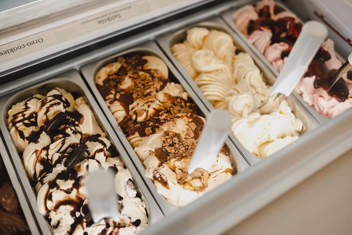 Närbild på krämig Schrams Gelato i flera smaker
